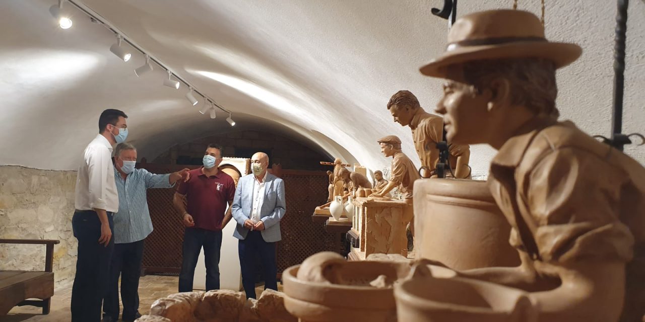 El concejal de artesanías incide en la importancia de la artesanía local en la proyección de la ciudad, durante la visita al museo de alfarería ‘Paco Tito’