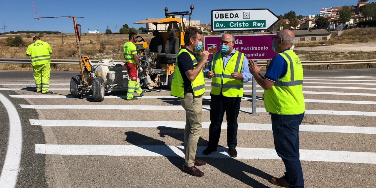 La Consejería de Fomento destina un millón de euros en la señalización de 47 carreteras