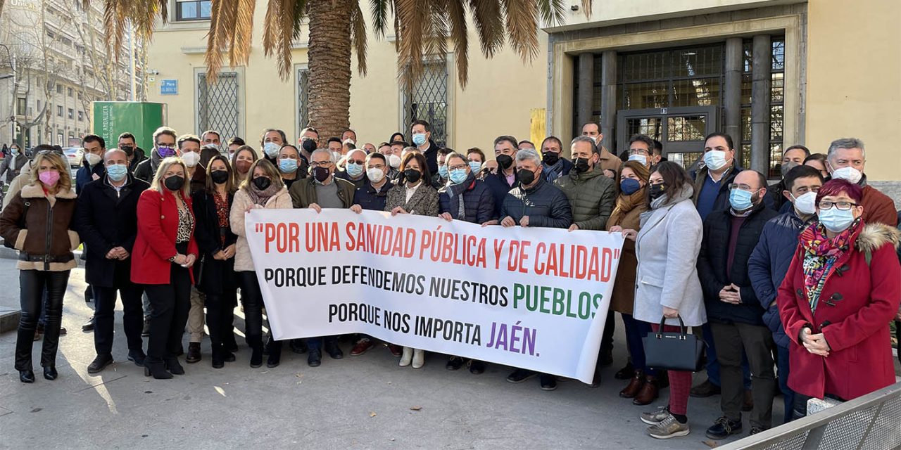 Alcaldes y alcaldesas de la provincia realizan una concentración frente a la delegación del Gobierno de la Junta de Andalucía en Jaén para denunciar el “empeoramiento” que está sufriendo la sanidad pública