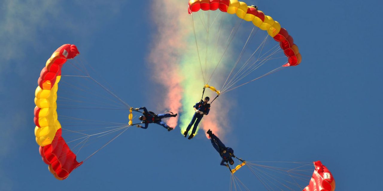 PROPUESTAS DE OCIO Y TURISMO | La Patrulla Acrobática de Paracaidismo del Ejército del Aire ofrecerá una exhibición en el FIA “El Yelmo” 2022