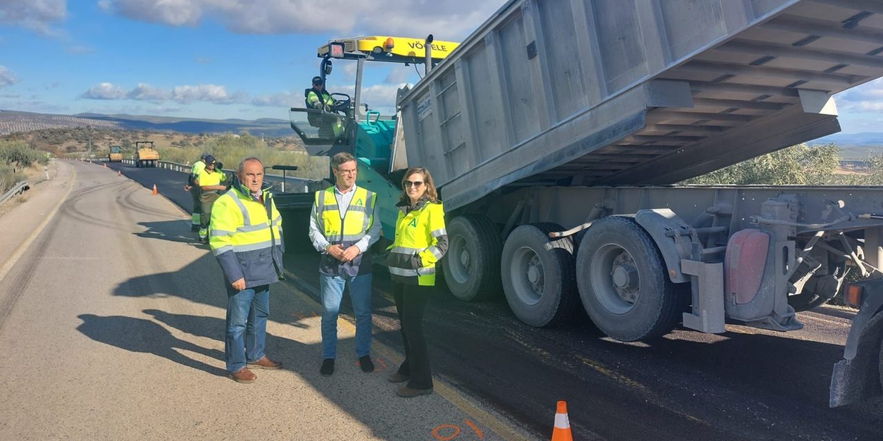 Fomento ejecuta tareas de refuerzo y mejora del firme en la carretera A-301 Úbeda – La Carolina