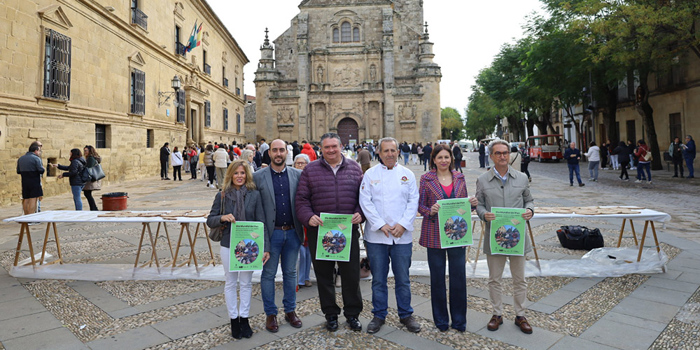 ÚBEDA CELEBRA EL DÍA MUNDIAL DEL PAN CON UNA GRAN TOSTADA EN LA PLAZA VÁZQUEZ DE MOLINA