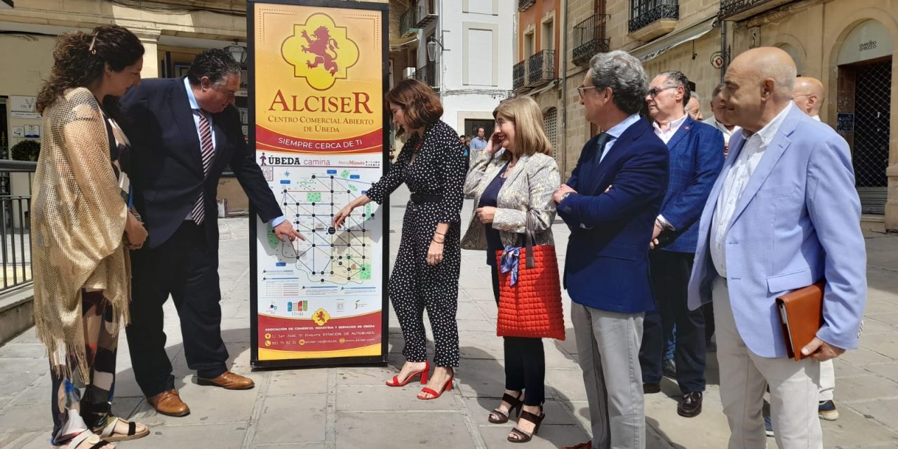 La Consejera Rocío Blanco visita el Centro Comercial Abierto de Úbeda en Jaén